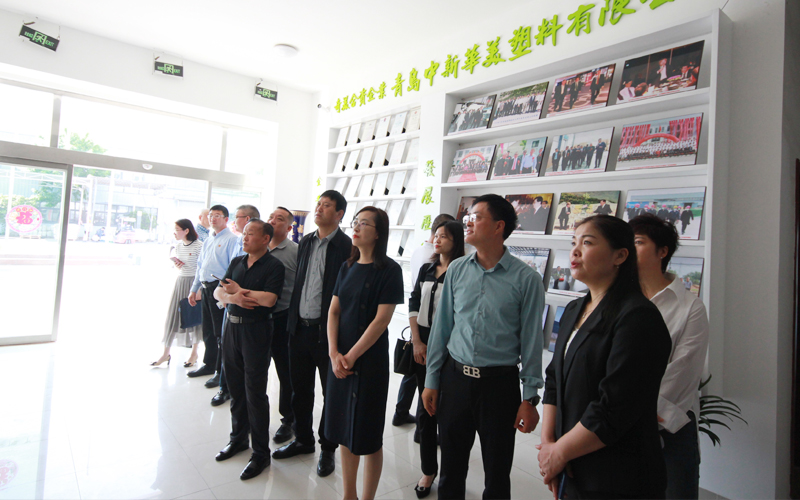 考察團參觀展廳