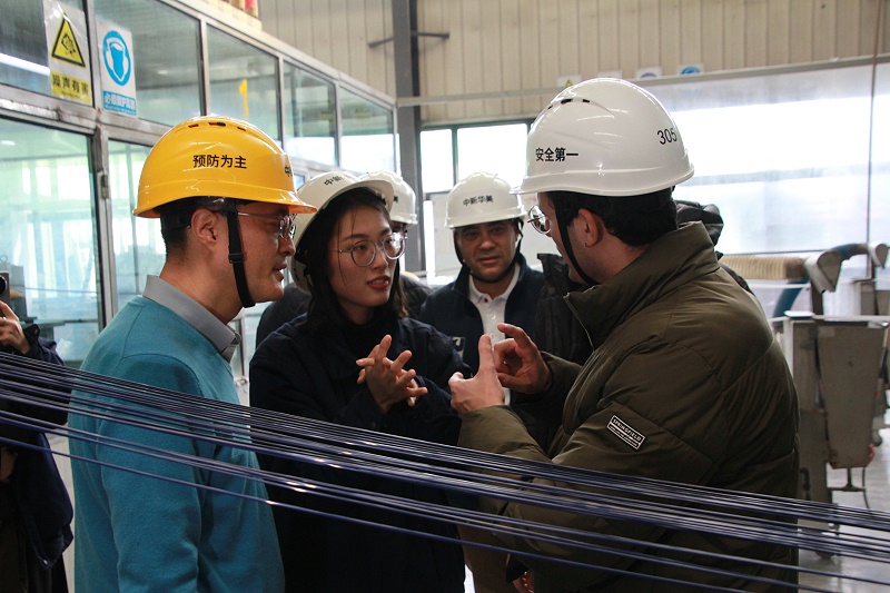 西班牙汽車注塑廠參觀生產一線---青島中新華美塑料有限公司