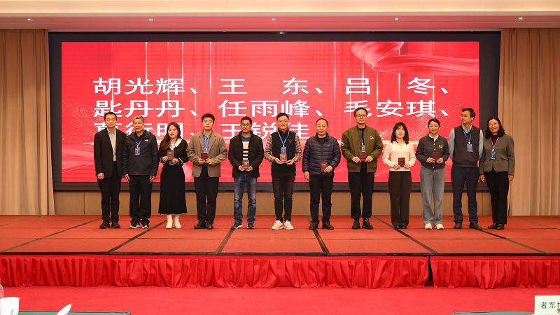 青島中新華美塑料有限公司總經理王東等三人被聘請為副主任委員和委員。